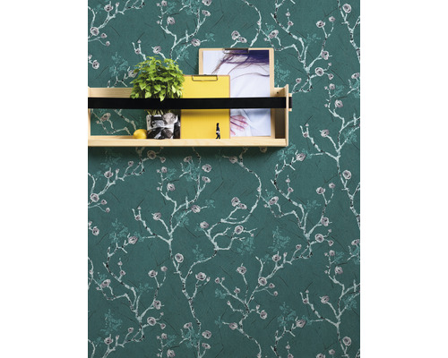 Papier peint à motif floral et étagère avec objets de décoration