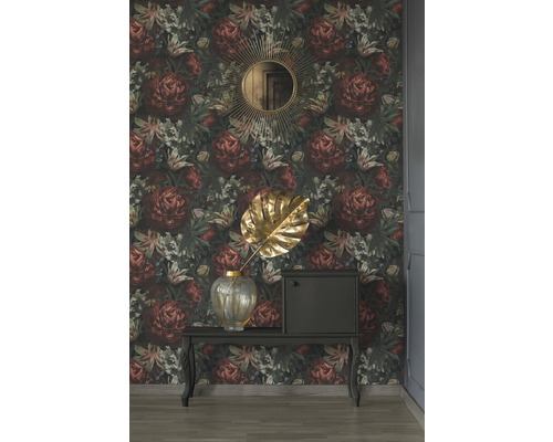 Pièce décorative avec papier peint à fleurs, miroir et commode