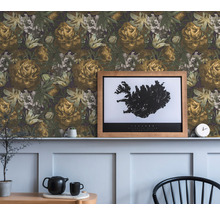 Salon décoratif avec papier peint floral, affiche d''Islande encadrée et service à thé sur une table