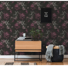 Dekoratives Zimmer mit Blumentapete, Holztisch und Wohnaccessoires.