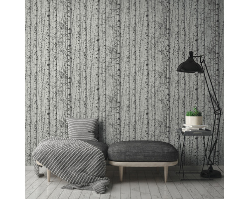 Espace de vie avec papier peint à motif de bouleau, fauteuil, tabouret et lampadaire