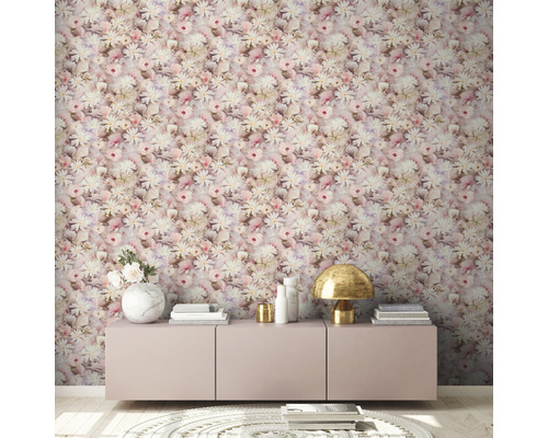 Salon avec papier peint à fleurs, commode et décoration