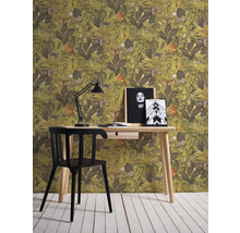 Bureau décoratif avec papier peint jungle, bureau, chaise et lampe de bureau