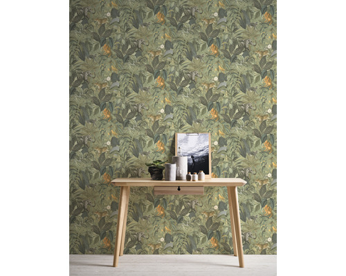 Aménagement intérieur avec papier peint jungle, table et décoration