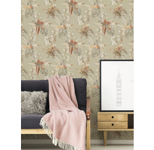 Raumansicht mit floraler Tapete, Sofa, Decke und Kommode mit London-Bild