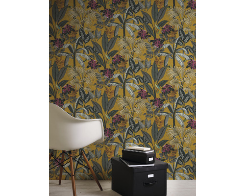 Zimmer mit floral gemusterter Tapete mit Tropenmotiv