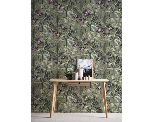 Papier peint décoratif vert avec des motifs de plantes dans un intérieur.