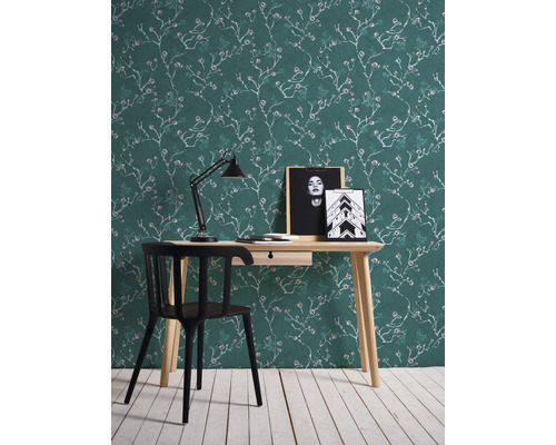 Bureau décoratif avec papier peint à motifs, bureau et chaise