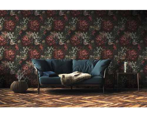 Vue d'une pièce avec papier peint floral, canapé et parquet à chevrons