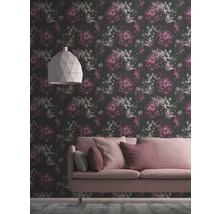 Wohnzimmer mit Sofa, Lampe und floraler Tapete