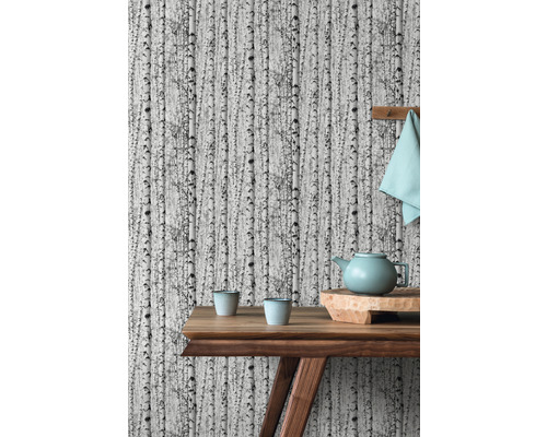 Scène avec papier peint à motif de bouleau, table en bois, théière et tasses