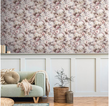 Wohnzimmer mit floraler Tapete, Sofa und Deko-Elementen für ein gemütliches Ambiente
