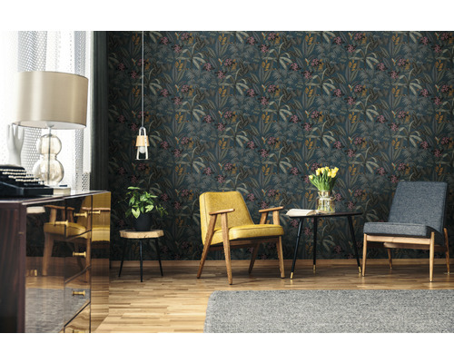 Salon avec papier peint jungle vert foncé, fauteuils et décoration