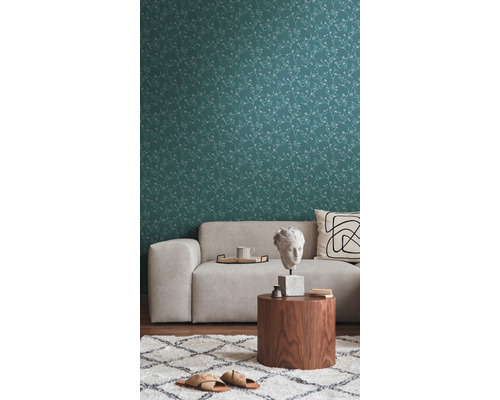 Salon avec papier peint à motifs, canapé et table d''appoint