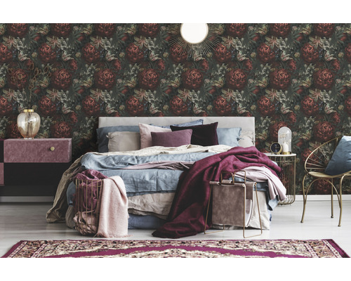 Chambre avec papier peint floral, lit et table de chevet