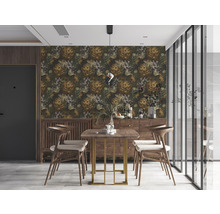 Une salle à manger avec du papier peint fleuri, une table et des chaises en bois