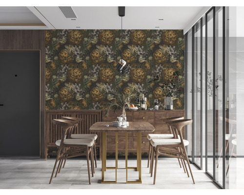 Une salle à manger avec du papier peint fleuri, une table et des chaises en bois