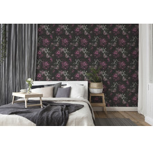 Schlafzimmer mit floral gemusterter Tapete, Bett und Vorhang