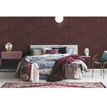 Schlafzimmer mit Bett, Nachttischen und roter Blumentapete