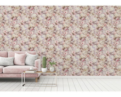 Salon avec papier peint à motifs floraux, canapé et table d''appoint