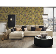 Salon avec papier peint à motifs de jungle, canapé d''angle, pouf et décorations pour une ambiance vivante