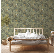 Ein Schlafzimmer mit einer Wand, die mit einer Tapete mit Dschungelmotiven und Tieren bedeckt ist.
