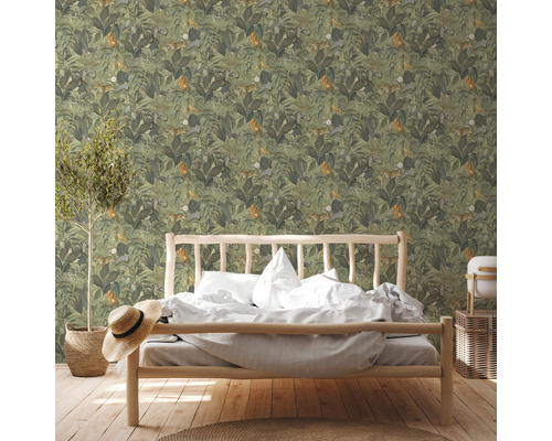Une chambre avec un mur recouvert de papier peint sur le thème de la jungle et d''animaux.