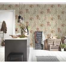 Helle Küche mit floral gemusterter Tapete, Kücheninsel und Dekorationen.