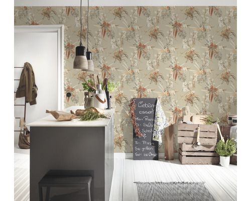 Helle Küche mit floral gemusterter Tapete, Kücheninsel und Dekorationen.