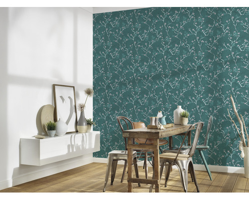 Pièce à vivre avec salle à manger et papier peint à motifs floraux