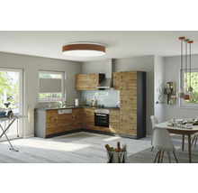 Cuisine claire avec éléments en bois, évier, cuisinière et table à manger