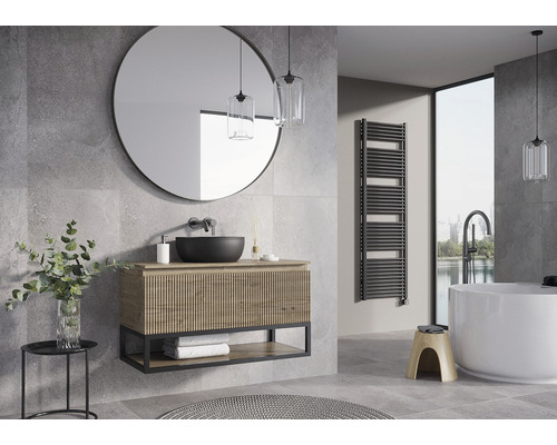 Modernes Badezimmer mit Waschtisch, rundem Spiegel, Handtuchwärmer und freistehender Badewanne