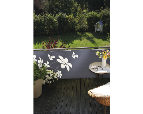Balkonbespannung Blütenmuster 90 x 300 cm anthrazit Balkon mit Sichtschutz, Tisch, Stuhl und Pflanzen für den Aussenbereich