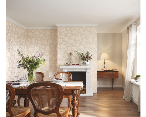 Salle à manger avec table en bois, chaises, cheminée et papier peint à motifs floraux