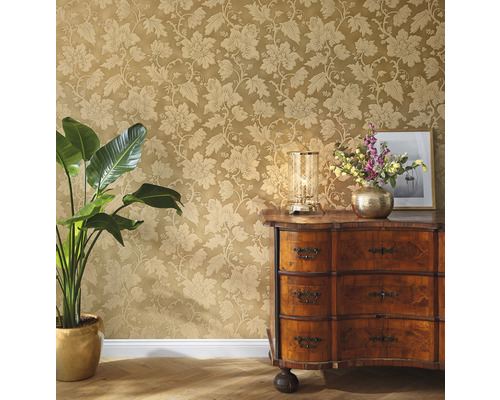 Vue d''une pièce avec papier peint à motifs floraux et commode