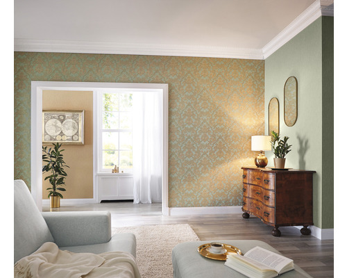 Salon avec papier peint à motifs, commode et décoration