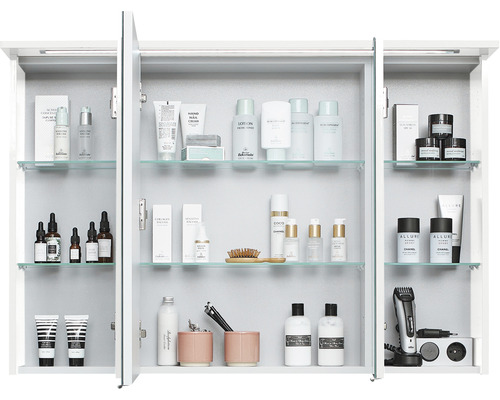 Armoire de toilette avec produits cosmétiques et accessoires de salle de bain sur des étagères en verre.