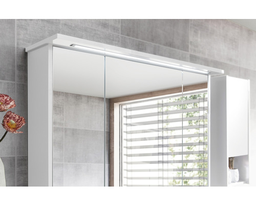 Armoire de toilette à miroir avec éclairage dans la salle de bain