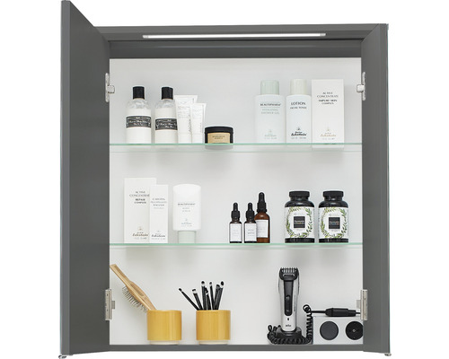 Armoire de toilette ouverte avec produits de soin et cosmétiques sur étagères en verre