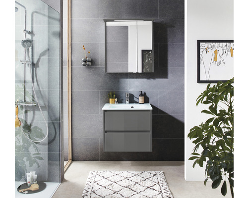 Modernes Badezimmer mit Dusche, Waschtisch mit Unterschrank und Spiegelschrank