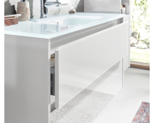 Detailansicht eines Badezimmerschranks mit Schublade unter einem Waschbecken