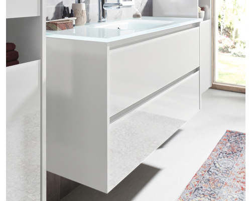 Weißer Waschtischunterschrank mit Glaswaschbecken und Schubladen im Badezimmer.