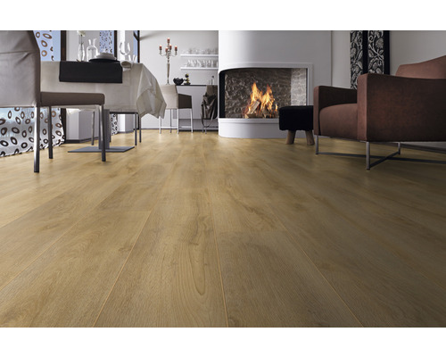 Verlegung von Laminatboden in einem Wohnzimmer mit Kamin und Esstisch