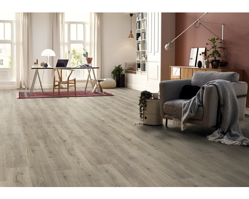 Heller Wohnraum mit Designboden in Holzoptik, Schreibtisch und Sessel.