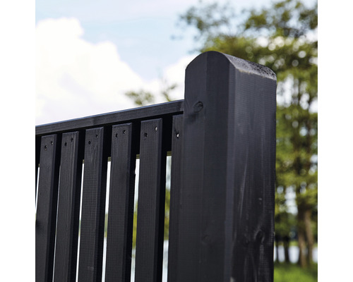 Detailansicht eines schwarzen Holzzauns mit Pfosten