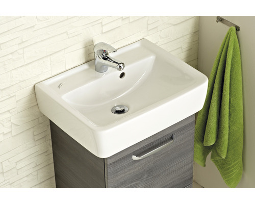 Waschtisch mit Unterschrank und Handtuch