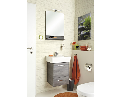 Modernes Badezimmer mit Waschbeckenunterschrank, Spiegel und Dekorationen für ein stilvolles Ambiente