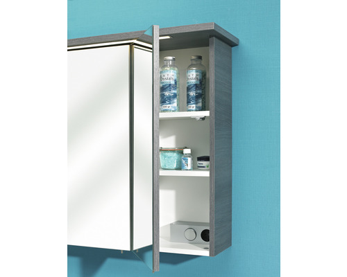 Geöffneter Spiegelschrank im Badezimmer mit Regalen zur Aufbewahrung von Badartikeln