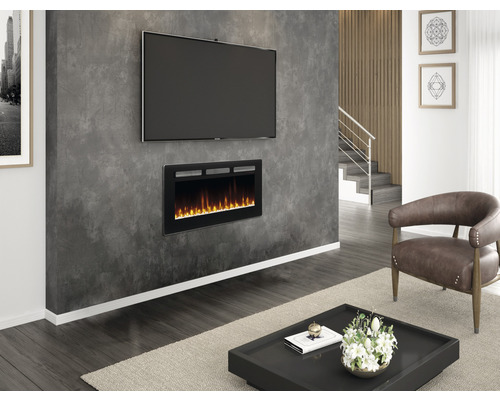 Wohnzimmer mit Fernseher, Elektrokamin und Sessel