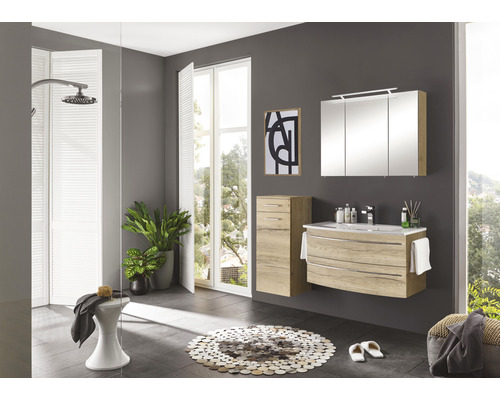 Badezimmer mit Waschtisch, Spiegelschrank, Hochschrank, Dusche und Dekorationen in einem hellen und modernen Design.